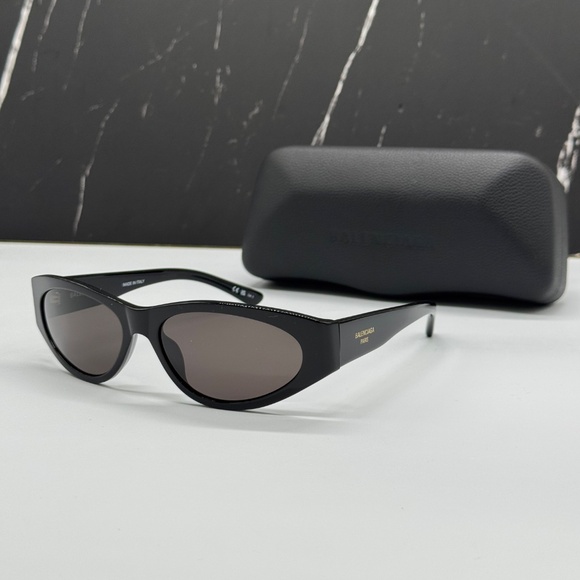 NEW BALENCIAGA BLACK OVAL WOMEN SUNGLASSES BALENCIAGA BB0367S 001 EYEWEAR - Picture 1 of 10